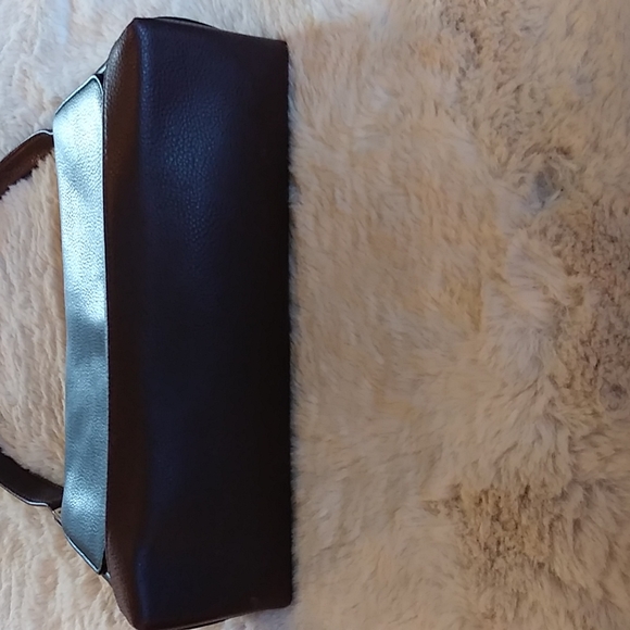 VGUC$$❤️❤️☘️Liz Claiborne vegan leather handbag. - Picture 6 of 13